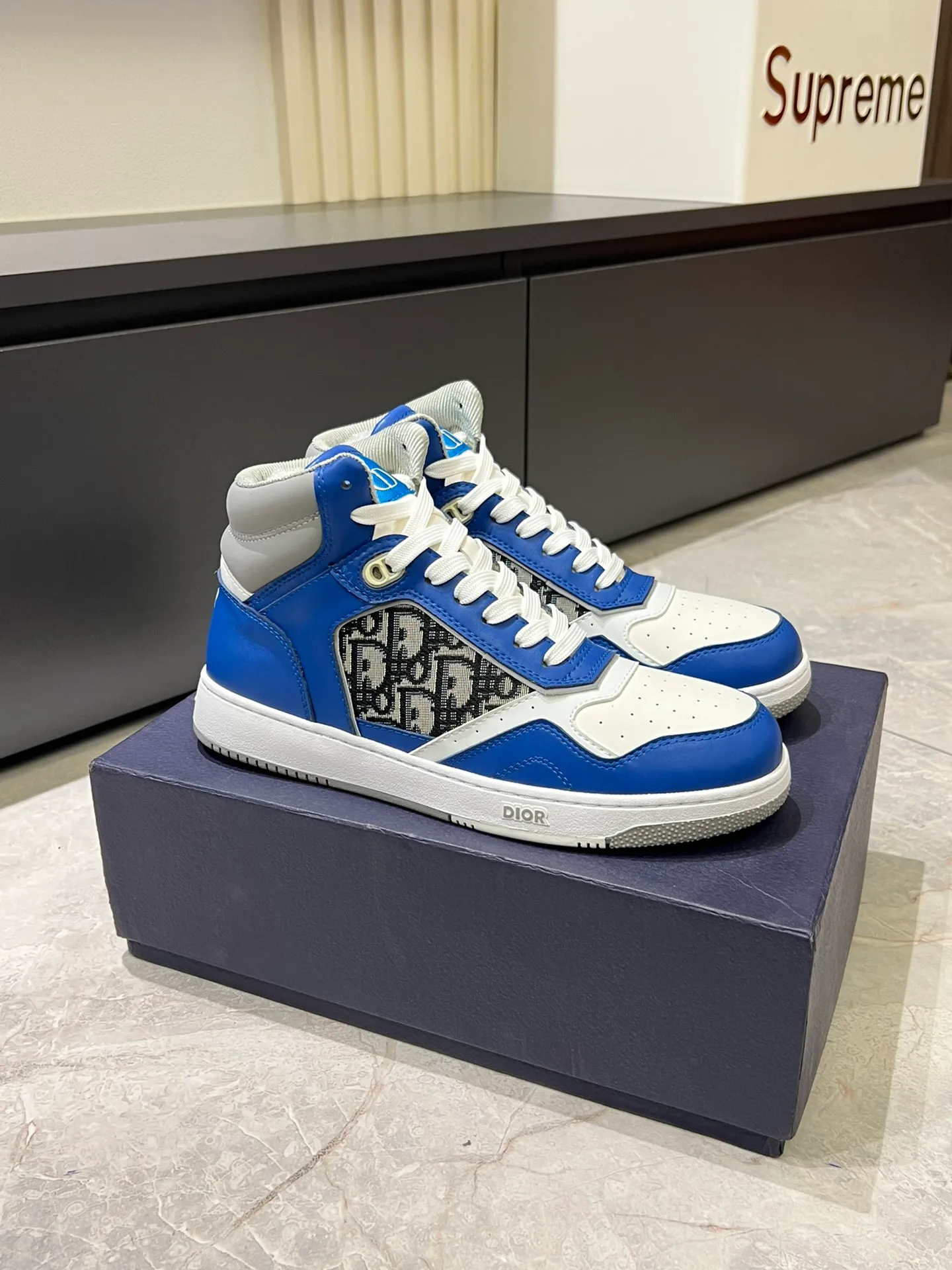 Men's shoes 💰p460 "Dio*" mid-top B27 casual sneakers. This B27 high-top sneaker is a new product in the series and continues Di*r's classic style. Crafted from gray and white smooth calf leather with beige and black Oblique print panels on the sides. The "CD Icon" shaped shoelace eyelets are clever and delicate, and the two-color rubber sole, rear collar and heel are all equipped with the brand's iconic details to enhance the style. Oblique printed straps at the ankle allow for an adjustable fit to complement the overall design. Fashionable and versatile, it can complement any look. Create an exquisite design with unique dynamic vitality and modern atmosphere, presented in low-top and high-top styles. This new must-have shoe adds a new dimension to Dior's archive heritage, embodying modern elegance. Purchase the original version and make it 1:1. If you need top quality, please come to me! Male 38-44!